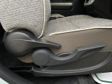 運転席のシートリフター装備しています★細かくドライビングポジションを設定できるので運転し易く、疲れにくいですね♪