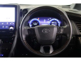ステアリングヒーターを装備。手のひらから温めてくれるので快適です。ハンズフリー電話や音声認識、オーディオ操作やマルチインフォメーションディスプレイ内の表示切替えなどが出来るスイッチを備えいています。