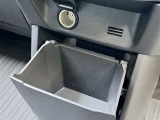 ドリンクホルダー下部に収納・シガーソケットがあります!