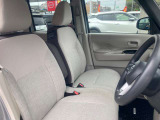 ◆前面ドア運転席◆ドアの開口が広く乗降ラクラク。シートの幅も広く運転していてもストレスを感じません。足元も広く快適なドライブを演出してくれます。