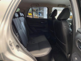 後部座席も気になるようなキズ・汚れやへたり等、大きなダメージはなく、良好な状態です。