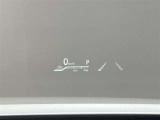 ヘッドアップディスプレイ搭載。運転中、前方から視線を落外す必要がなく、安全に運転ができる機能です。