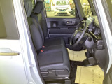 【ベンチシート】運転席と助手席の移動もスムーズ!狭い駐車場での乗り降りや、お子様の乗り降りにも便利です。座席の間にコンソールボックスやドリンクホルダーがないため、車内空間が広く感じます。