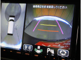 前後左右4つのカメラを合成して上から見ているような感覚で駐車を行っていただけます♪ 切り替えスイッチであらゆるカメラモードに切り替えが可能です!