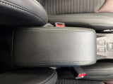 前席アームレスト搭載。