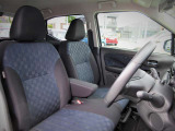 『ハイウェイスタ-』らしくスポ-ティ-な印象のブラック系インテリア。 前席にはSRSサイドエアバッグを備えています。