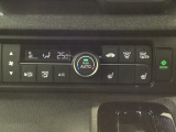 オートエアコンがついてますので、簡単操作で快適に過ごせます。リア熱線のスイッチの中にサイドミラーヒーターも入っています。パネル内のシートヒータースイッチは前席の左右別々に2段階で温度設定ができます。