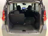 後部座席は分割でシートを倒すことができます。大きな荷物、ゴルフバックも積めます。上質で広々とした室内だから、みんなが心地よく車内で快適に過ごせます♪