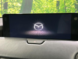 【12.3インチマツダコネクト】車内の雰囲気にマッチした大型ディスプレイ。スマホ接続でのナビ使用やBluetooth再生等、様々な機能が楽しめます。直感的なダイヤル操作が可能で、使い勝手も良好です。
