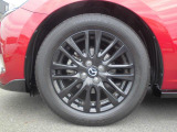 標準装備の純正16インチアルミホイール。タイヤサイズは185/60R16です。