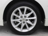 純正アルミホイールは精度が高く、走行の安定性が優れています。タイヤサイズ215/50R17