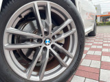 ●純正19インチアルミホイール:輸入車ならではの卓越した走りを支えるホイールと足回りです!日本車の走りに慣れている方にもぜひ体感して頂きたいほど、高いレベルでまとまっています!