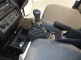 【4WD・5MT】力強い走りの5速マニュアル車。便利な4WDを搭載しており、不整地や雪道など、悪路でも頼もしい走りをサポートします。実用性重視の方に最適な仕様です。