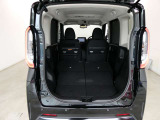 リヤシートの背もたれを左右とも前に倒すと、大きなラゲッジに早変わり。大きな荷物を積載する事が可能です!