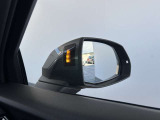●アウディサイドアシスト『後方の死角を並走する車両を検知しドアミラーの内側のLEDが点灯。ドライバーに注意を促し事故を未然に防ぐシステムです。』