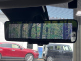 【インテリジェントルームミラー】後席の大きな荷物や同乗者で後方が確認しづらい時でも安心!カメラが撮影した車両後方の映像をルームミラー内に表示。クリアな視界で状況の確認が可能です!