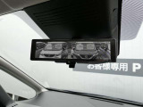 車両後方を映し出します・スマートルームミラー装備です。