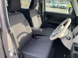 全車消毒済み。納車時にはもう一度キレイにいたしますので安心してお乗りいただけます。♪フロントベンチシートで助手席への移動もラクラク!!【フロントアームレスト】付