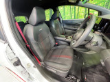 【専用スポーツシート】ホールド性に優れ、カーブ時の体が流れを抑制してくれます。また、体にフィットするから腰や背中が疲れにくく、ロングドライブや高速走行でも快適にお過ごしいただけます♪