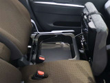助手席シート下には収納スペースが有ります。
