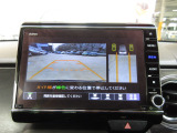 バックカメラの画像です。ガイドラインがスムースな車庫入れをサポートいたします。車庫入れの安心感がアップしますね。