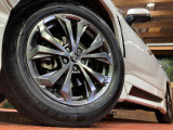 【純正18インチアルミホイール】外観にマッチした純正アルミホイールを装着しております。各種社外アルミホイールや、スタッドレスタイヤも取扱いしております。是非ご相談ください♪