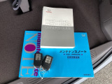 メンテナンスノート【整備記録簿】、取説も揃っています。スマートキーはバッグなどにしまったままボタン操作でエンジンの始動・停止ができて大変便利です。