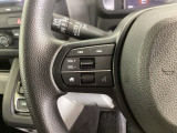 ステアリングにオーディオ操作スイッチが付いています。オーディオ画面に直接タッチしなくても操作が出来ますので、運転に集中できます。
