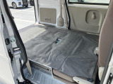 リヤシートも全車消毒済み。シートを倒すと箱形でフラットな床面でひろーい荷室。各種ケース、箱物がたっぷり積めます