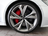 レッドキャリパーブレーキOP装備。Audiのインテリアは優れたデザイン性とクオリティ、そして機能性を兼ね備えていることで高く評価されています。