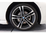 【BMWアロイホイール】軽量かつ強度に拘ったアロイホイール。走行性能ポテンシャルを引き出す設計。タイヤのサイドウォールが強化されたランフラットタイヤは、パンク時にタイヤがつぶれてもリムから外れません。