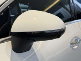 視認性が高い純正ミラーを採用しております。安全に運転が出来る様、一つ一つの部品に拘っているのがメルセデス・ベンツです。