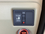 左側電動スライドドアは運転席からでも操作ができるように、ハンドル付近に開閉の操作スイッチが付いています。