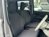 【フロントシート】高めのヒップポイントで見晴らしが良く、運転もしやすいですよ◎運転席アームレストがついているので長距離運転時の疲労軽減になりますよ◎
