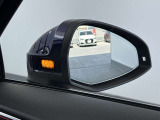 ●アウディサイドアシスト『後方の死角を並走する車両を検知しドアミラーの内側のLEDが点灯。ドライバーに注意を促し事故を未然に防ぐシステムです。』