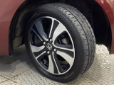精悍なデザインの純正アルミホイールを装備しています。足元を引き立てて、美しいボディラインを一層引き締めてくれています。