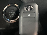 【キーフリーシステム】カバンやポケットに入れたままでもドアの施錠・解錠が可能なスマートキーを装備。エンジンのオン・オフ時もカギを取り出す必要が無いからとっても便利です♪