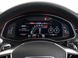 トランスミッションは8ATです。フルデジタルメーターはRS専用デザインになります。