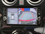 駐停車には便利なアラウンドビューモニター搭載。サイドモニターの切り替えも可能です。