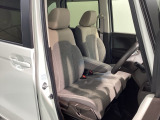 運転席、助手席☆ともにゆとりのある空間となっております♪