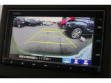 【バックカメラ】運転が苦手な方も車庫入れラクラクです!ギアをリバースに入れれば自動的に切り換わりますので、面倒な操作は不要です狭い駐車場もお車を傷つけず安心です