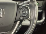 ハンドルにHondaセンシング系のクルーズコントロールやレーンキープアシストなどのスイッチが装備されています。ハンドルから手を離さず安全に操作できます。