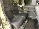 後部座席も気になるようなキズ・汚れやへたり等、大きなダメージはなく、良好な状態です。