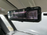 後席に荷物をタップリのせても視界を確保してくれちゃうスマート・ルームミラー♪