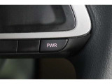 ダイナミックで力強い加速感が得られるPWRモードへの切替えができます。エンジンの制御により、アクセル操作に対する反応を早め、力強い加速が可能です。きびきびした走りを楽しみたいときに適しています。