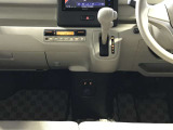 シフトレバーの横に見えるのは、エアコンの操作スイッチでとっても使いやすいですよ♪