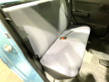 後部座席も気になるようなキズ・汚れやへたり等、大きなダメージはなく、良好な状態です。