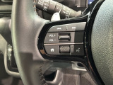 ステアリングにオーディオ操作スイッチが付いています。オーディオ画面に直接タッチしなくても操作が出来ますので、運転に集中できます。