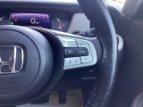 Hondaセンシングの機能のひとつ、アダプティブクルーズコントロール付!アクセルから足を離しても設定したスピードと前車との車間を保ち走行してくれます!車線維持もアシスト☆高速道路で疲労軽減ですね☆
