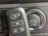 【キーフリーシステム】カバンやポケットに入れたままでもドアの施錠・解錠が可能なスマートキーを装備。エンジンのオン・オフ時もカギを取り出す必要が無いからとっても便利です♪